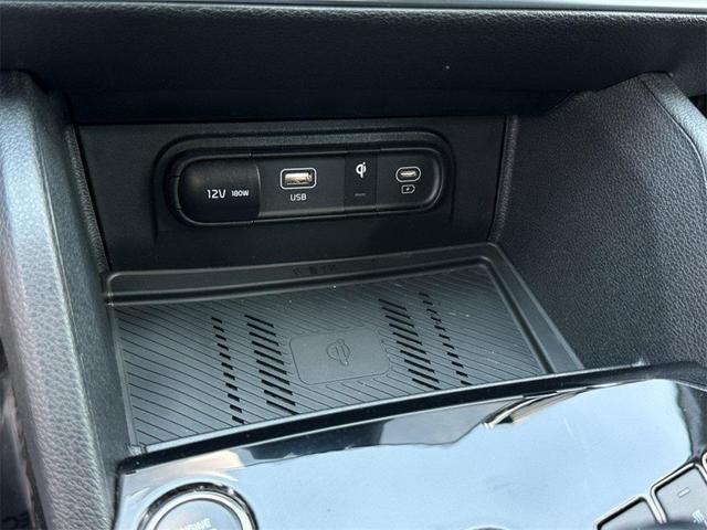 Photo of 2024 Glacier White Pearl/Ebony Black Roof Kia Sportage