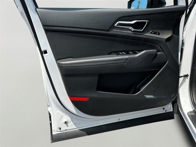 Photo of 2024 Glacier White Pearl/Ebony Black Roof Kia Sportage