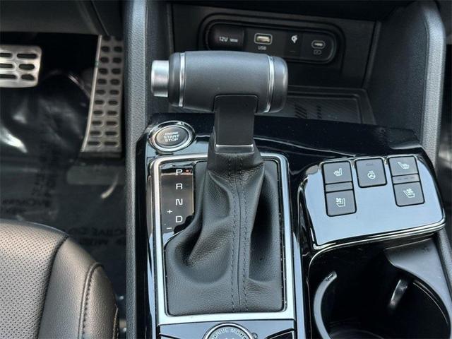Photo of 2024 Glacier White Pearl/Ebony Black Roof Kia Sportage