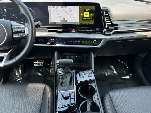Photo of 2024 Glacier White Pearl/Ebony Black Roof Kia Sportage