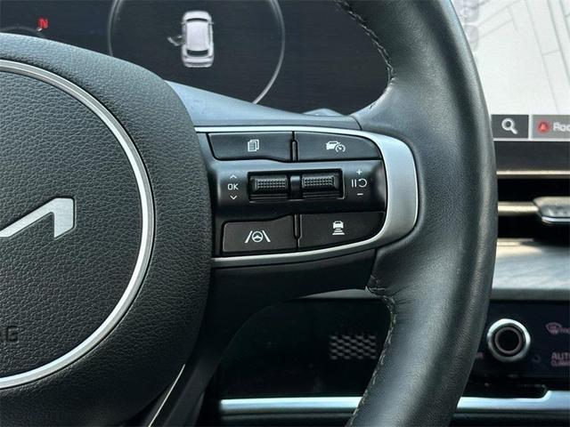 Photo of 2024 Glacier White Pearl/Ebony Black Roof Kia Sportage