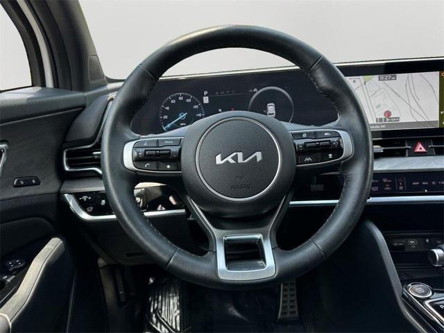 Photo of 2024 Glacier White Pearl/Ebony Black Roof Kia Sportage