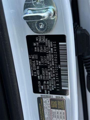 Photo of 2024 Glacier White Pearl/Ebony Black Roof Kia Sportage