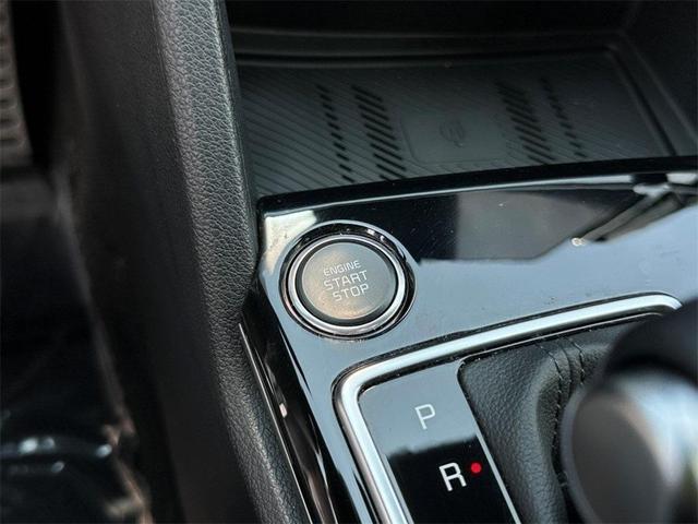 Photo of 2024 Glacier White Pearl/Ebony Black Roof Kia Sportage