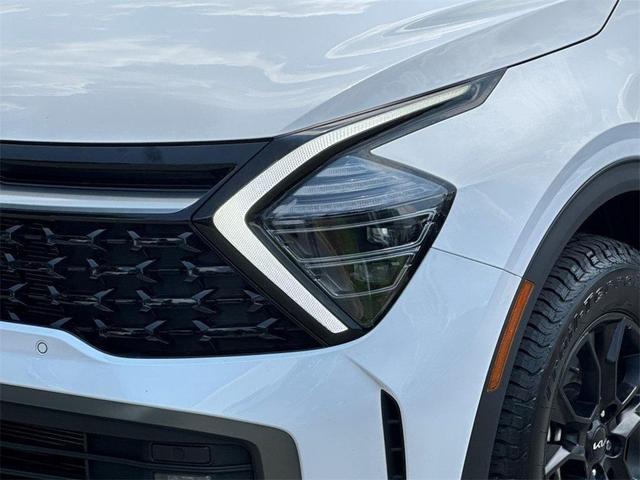 Photo of 2024 Glacier White Pearl/Ebony Black Roof Kia Sportage
