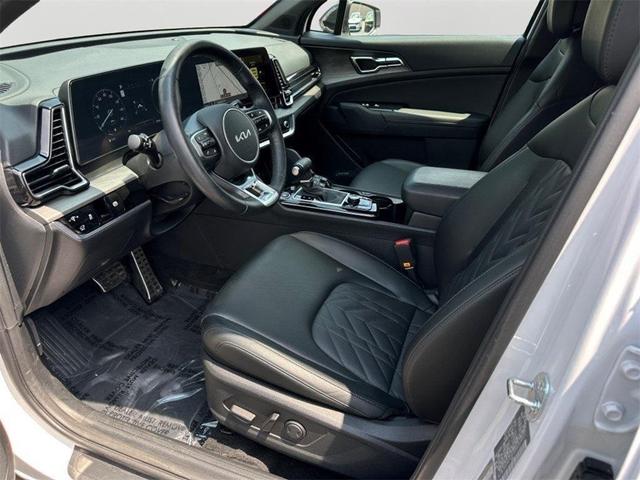 Photo of 2024 Glacier White Pearl/Ebony Black Roof Kia Sportage