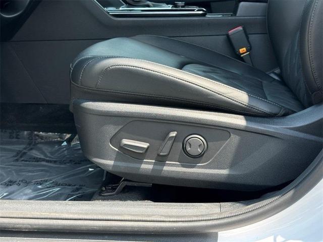 Photo of 2024 Glacier White Pearl/Ebony Black Roof Kia Sportage