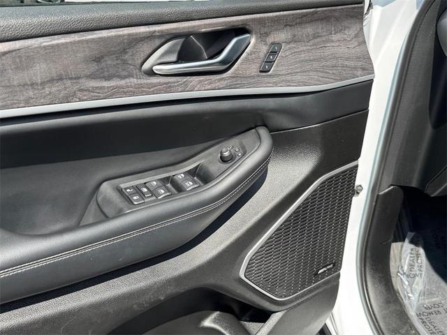 Photo of 2022 Bright White Clearcoat Jeep Grand Cherokee L