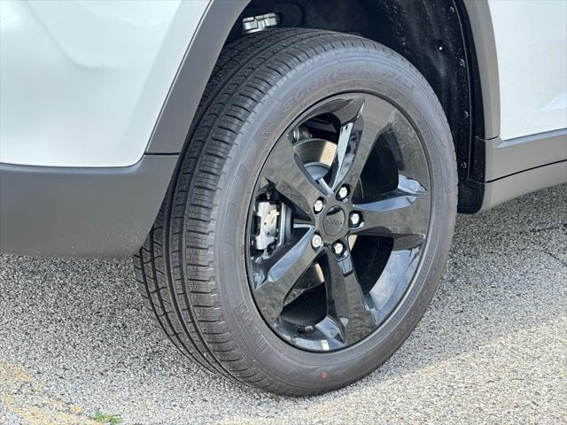 Photo of 2025 Bright White Clearcoat Jeep Grand Cherokee