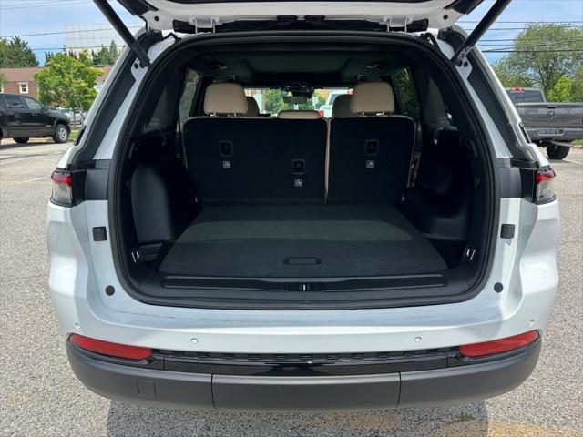 Photo of 2025 Bright White Clearcoat Jeep Grand Cherokee