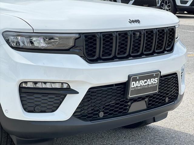 Photo of 2025 Bright White Clearcoat Jeep Grand Cherokee