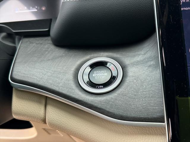 Photo of 2025 Bright White Clearcoat Jeep Grand Cherokee