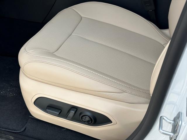 Photo of 2025 Bright White Clearcoat Jeep Grand Cherokee