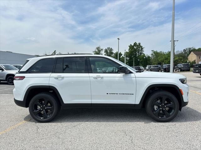 Photo of 2025 Bright White Clearcoat Jeep Grand Cherokee