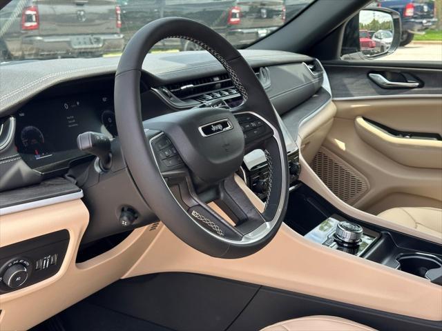 Photo of 2025 Bright White Clearcoat Jeep Grand Cherokee
