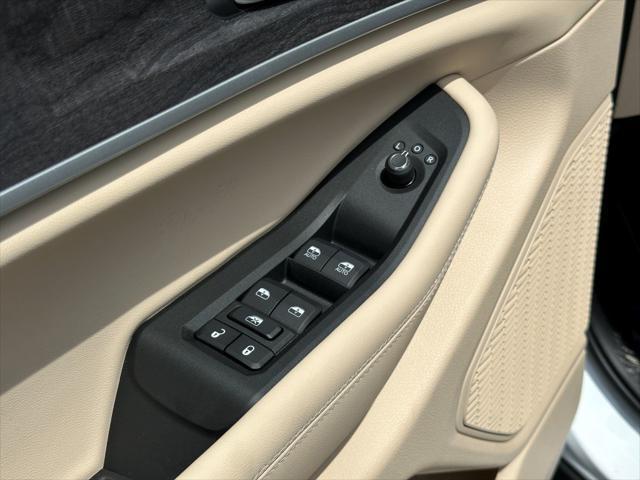 Photo of 2025 Bright White Clearcoat Jeep Grand Cherokee