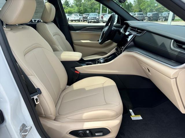 Photo of 2025 Bright White Clearcoat Jeep Grand Cherokee