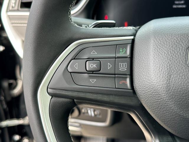 Photo of 2025 Diamond Black Crystal Pearlcoat Jeep Grand Cherokee