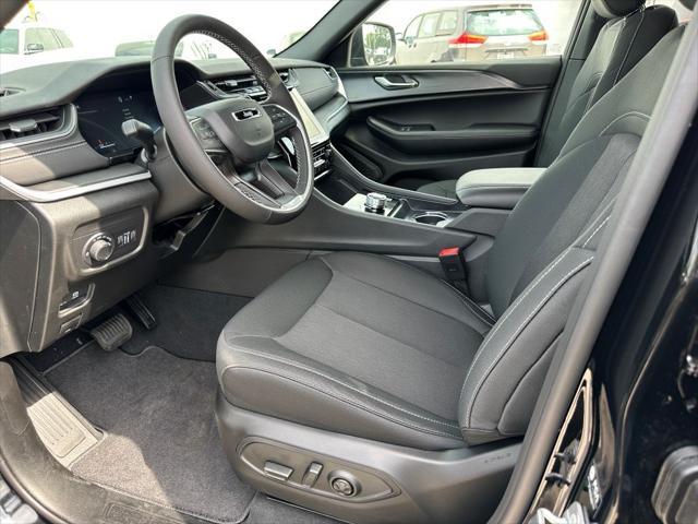 Photo of 2025 Diamond Black Crystal Pearlcoat Jeep Grand Cherokee