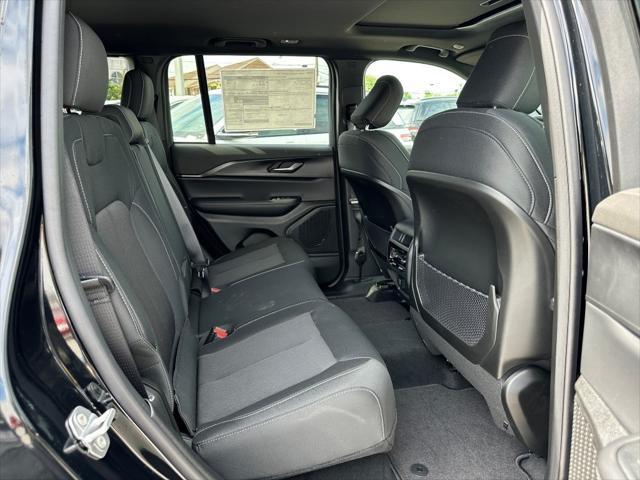 Photo of 2025 Diamond Black Crystal Pearlcoat Jeep Grand Cherokee