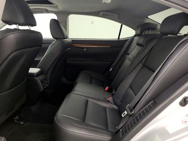 Photo of 2014 Silver Lexus ES 300h