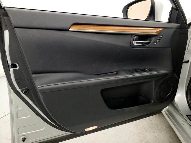 Photo of 2014 Silver Lexus ES 300h