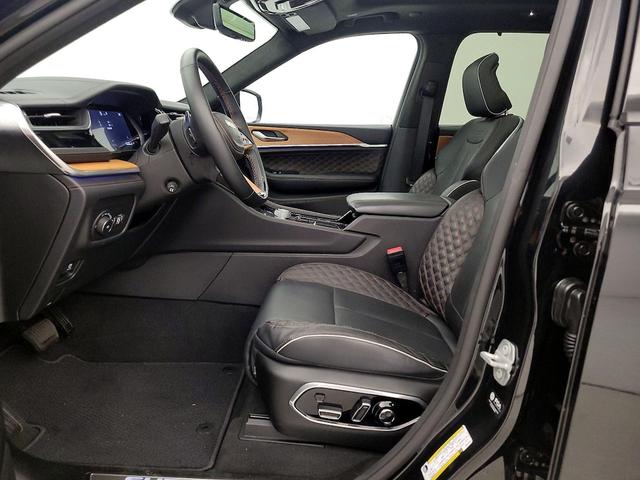 Photo of 2022 Black Jeep Grand Cherokee