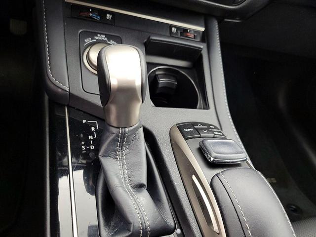 Photo of 2018 White Lexus ES 350