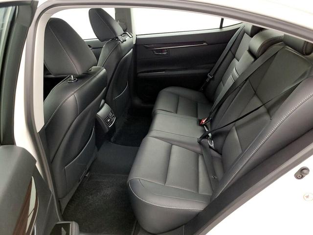 Photo of 2018 White Lexus ES 350