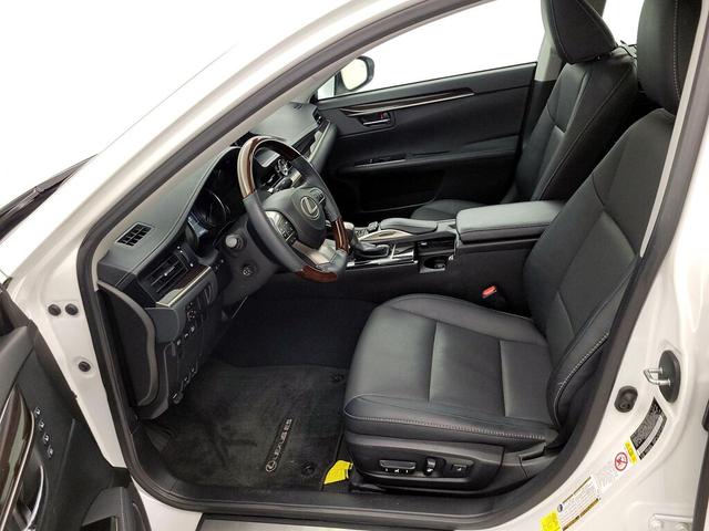 Photo of 2018 White Lexus ES 350