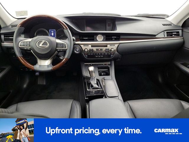 Photo of 2018 White Lexus ES 350