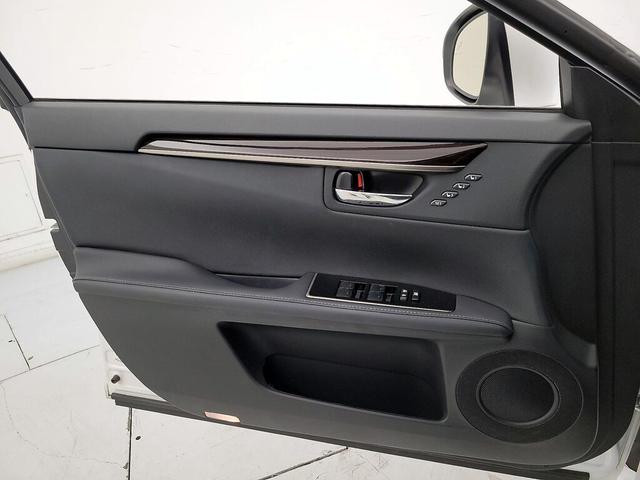 Photo of 2018 White Lexus ES 350