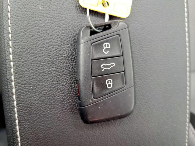 Photo of 2022 Gray Volkswagen Taos