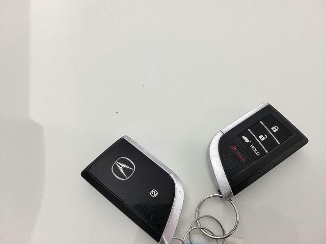 Photo of 2022 White Acura MDX
