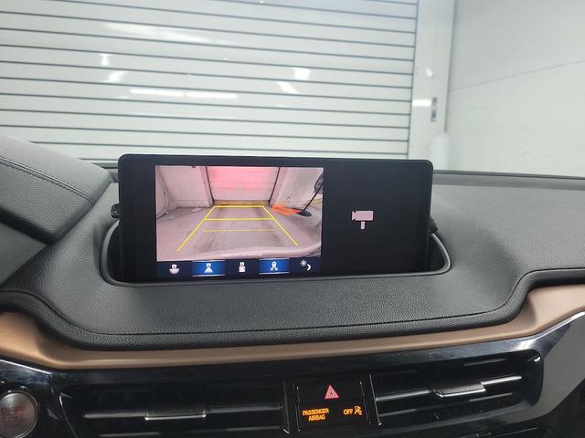 Photo of 2022 White Acura MDX
