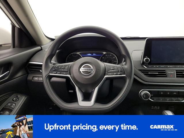 Photo of 2020 White Nissan Altima
