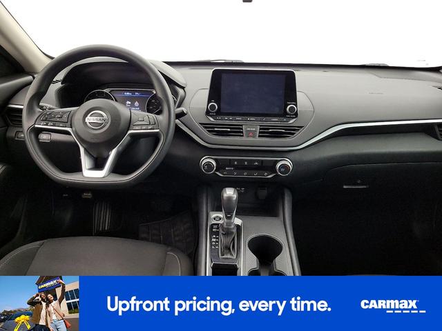 Photo of 2020 White Nissan Altima