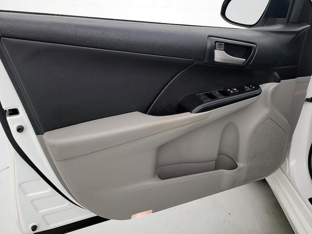 Photo of 2014 White Toyota Camry