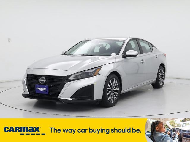 Photo of 2023 Silver Nissan Altima