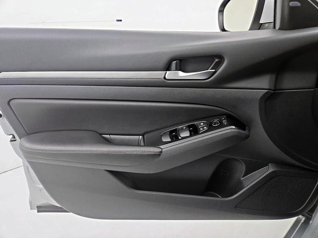 Photo of 2023 Silver Nissan Altima