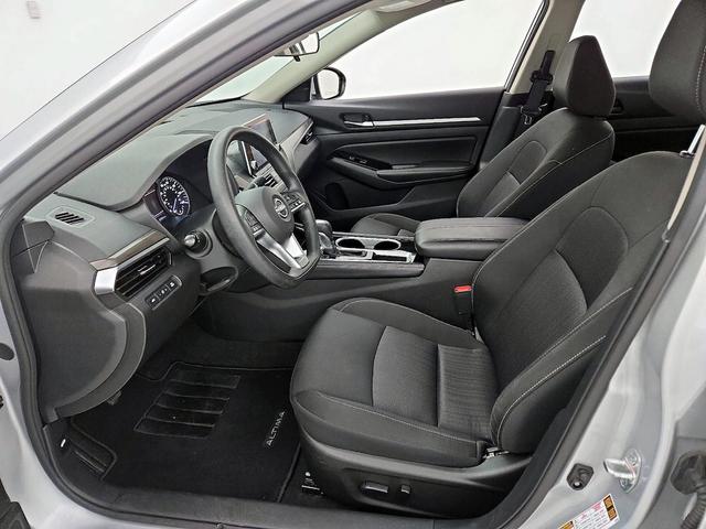 Photo of 2023 Silver Nissan Altima
