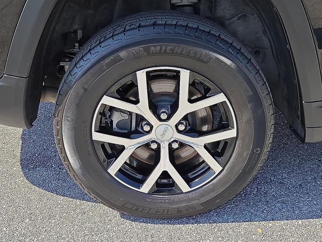 Photo of 2024 Diamond Black Crystal Pearlcoat Jeep Grand Cherokee L