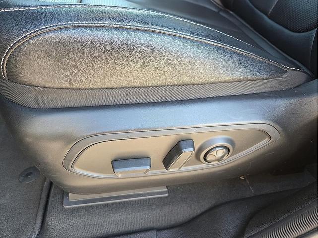 Photo of 2024 Diamond Black Crystal Pearlcoat Jeep Grand Cherokee L