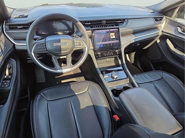 Photo of 2024 Diamond Black Crystal Pearlcoat Jeep Grand Cherokee L