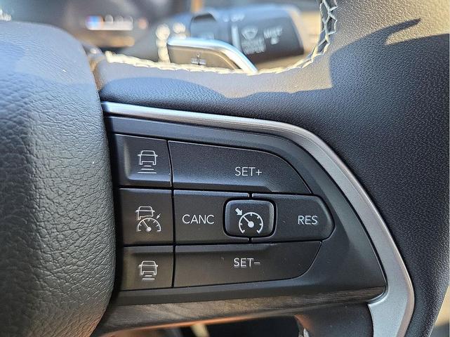 Photo of 2024 Diamond Black Crystal Pearlcoat Jeep Grand Cherokee L