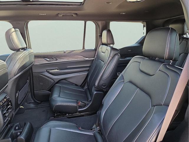 Photo of 2024 Diamond Black Crystal Pearlcoat Jeep Grand Cherokee L