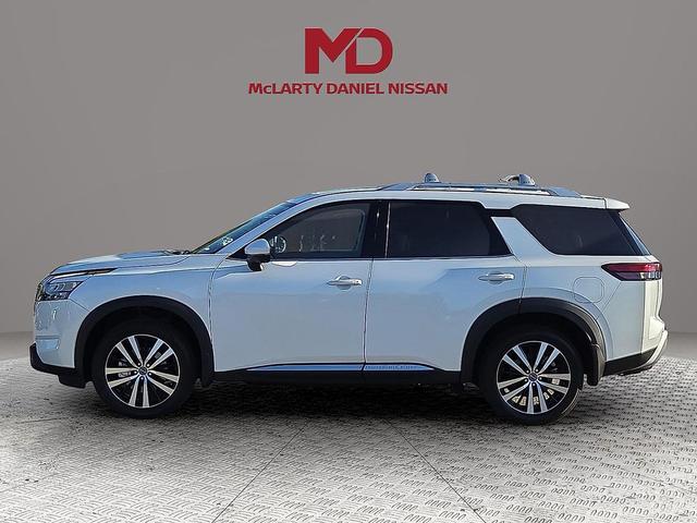 Photo of 2025 Everest White Pearl Tricoat Nissan Pathfinder