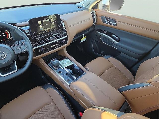 Photo of 2025 Everest White Pearl Tricoat Nissan Pathfinder