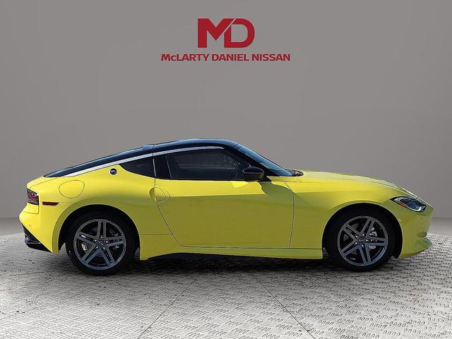 Photo of 2024 Ikazuchi Yellow Pearl Tricoat/Super Black Nissan Z