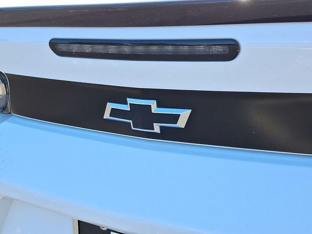Photo of 2021 Summit White Chevrolet Camaro